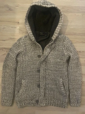 Fodrad stickad cardigan - Otroligt fet grå fodrad stickad cardigan. Passar perfekt till det kallare vädret. Priset kan såklart diskuteras!