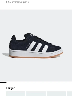 Adidas Campus 00s dam svart  - Säljer ett par Adidas Campus sneakers i svart mocka med klassiska vita ränder och vit sula. Skorna har snörning, låg profil och gummisula i brun ton. Perfekta för dig som gillar retrostil och streetwear.