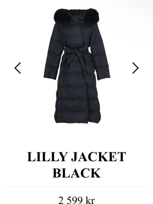 furstocholm - Lång svart pufferjacka  - Säljer en lång svart pufferjacka från Furstocholm. Jackan har bälte i midjan för snygg passform och är perfekt för kalla dagar men också perfekt till våren och hösten! Riktigt varm och köptes ny för 2599, använd ett fåtal gånger men jackan är som nu och pälsen är det inget fel på, säljer min favorit jacka pga köpt en ny. Pris kan diskuteras vid snabb affär 