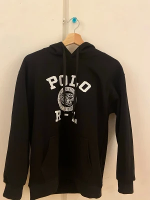 Polo Ralph Lauren Hoodie - Polo Ralph Lauren Hoodie som är i mycket bra skick. Storlek M men sitter mer som S