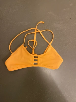 Gul bikiniöverdel från Jolyn -  Jolyn bikini topp i modellen ”Tomcat” strl.S, köpt för 450. Säljs för 200kr. Mycket fint skick, som ny.