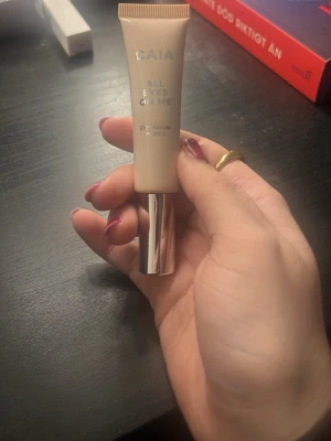 CAIA All Eyes On Me Eyeshadow Primer - Säljer en CAIA All Eyes On Me eyeshadow primer i en snygg beige tub med silverfärgat lock. Perfekt för att få ögonskuggan att sitta hela dagen och ge en jämn bas. Tuben är smidig att ha med i väskan och enkel att applicera.