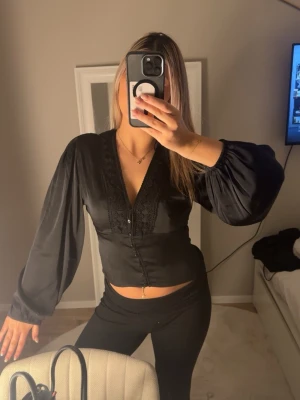 Topp gina tricot - Super fin blus ifrån gina tricot young. Den är helt ny och endast prövad. Tycker inte den satt så bra på mig så säljer den vidare. Den sitter som en vanlig s-m🥰