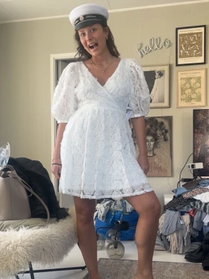 Vit spetsklänning från Bubbleroom - Säljer min student klänning som jag INTE använde från bubbelroom. Prislapp kvar och köpte för 699!! Jättefin men hittade en annan!!! 