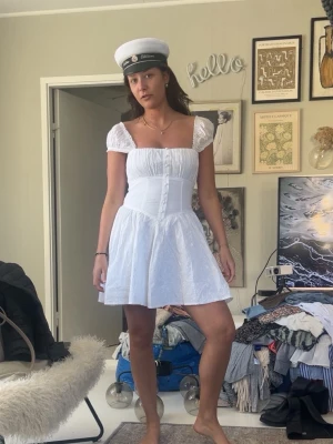 Vit kort klänning med puffärm - Säljer min student klänning som INTE användes. Superfin från nakd. Köptes för 699. Säljer för 459. Den är jättefin i går att använda till mer saker. Jag är 168-169 ish!! Prislapp kvar