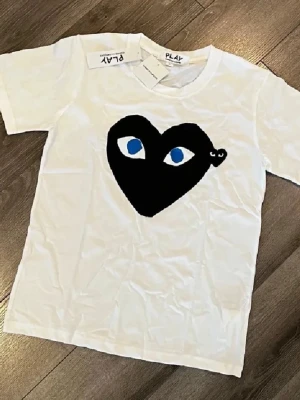 2 stycken CDG T-shirts - Två modeller, en av de står det M på men passar S, på den andra står det S. Skriv vid intresse!