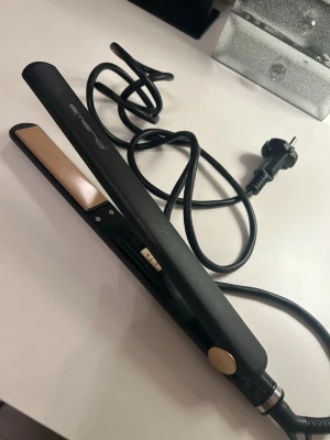 En plattång  - Bilderna visar en plattång från Emerio.