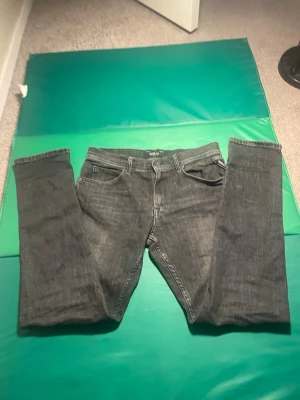 Mörkgrå jeans från Replay - Säljer ett par mörkgrå jeans från Replay med klassisk femficksdesign och raka ben. Jeansen har snygga kontrastsömmar och Replay-logga på bakfickan. Materialet är slitstarkt jeans och passformen är normal. Perfekta till en avslappnad stil. Jag säljer de för jag inte kunde ha dom!