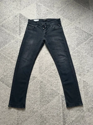 Replay Grover  - | Säljer ett par Replay Grover jeans i svart färg | jeansen är i bra skick | hör av er om ni funderar över något!!!