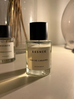 Essnce Eau de Caramel  - Säljer denna otroliga Eau de Caramel parfymen från Essnce. Perfekt för dig som vill ha en söt karamell doft💕
