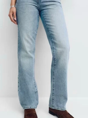 Ljusblå raka jeans från Levi's 501 - Säljer ett par klassiska ljusblå jeans från Gina tricot, knappt använda!