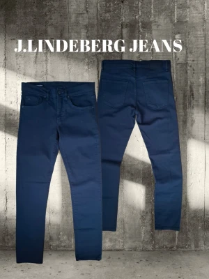 J.Lindeberg Jeans - Vi säljer ett par stiliga J.Lindeberg jeans i storlek W29/L32. Modellen är 173cm lång och byxorna är i mycket bra kvalité. Har ni fler frågor eller vill ha någon bättre bild så skriv gärna i DM😁 Pris är diskuterbart👍