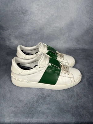 Valentino skor - Storlek: 44 || Skick:  8,5/10|| Nypris: Ca 6000kr || Följ för liknande produkter 🌊🍾