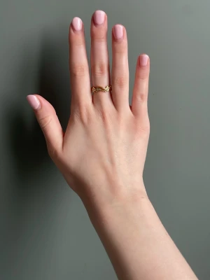 Blixtformad guldfärgad ring - Ringen har använts mindre än tre gånger💕man kan justera storleken