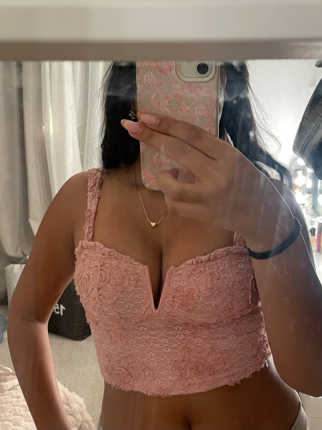 Rosa spetskorsett med v-ringning