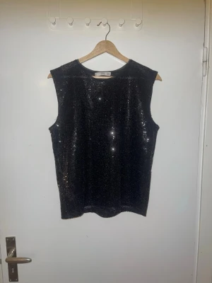 Svart glittrig ärmlös topp från Mango - Svart glittrig topp från Mango