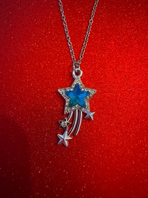 Halsband blått stjärnfall - Halsband som inte är i äkta silver/guld. Kedja är oftast 50cm men kan ibland komma i 45cm. Kedja är rostfritt stål, berlock oftast i zinklegering men kan även det i vissa fall vara rostfritt stål. Be gärna om mått på berlock om detta är viktigt då bilderna är missvisande när det gäller hur stora dom är! 🌹❤️  Allt är nytt även om de kan stå ”mycket bra skick” , detta mest för att Vinted inte ska fundera på varför jag bara har nya saker .  Bud accepteras inte 🥰🌹