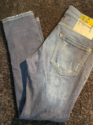 Dsquared2 blå skinny jeans herr - Säljer ett par blå slim jeans från Dsquared2 i storlek 48, motsvarande ungefär 30 eller 31. Jeansen har slitna detaljer och sjukt snygga.