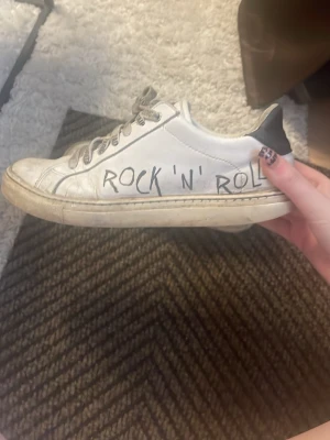 Zadig & Voltaire vita sneakers strl 39 - säljer ett par jätte fina zadig skor, dom är lite smutsiga men det går att fixa till! Dom är köpta på nk för ungefär 2000! Kan tänka mig gå ner i pris lite! 