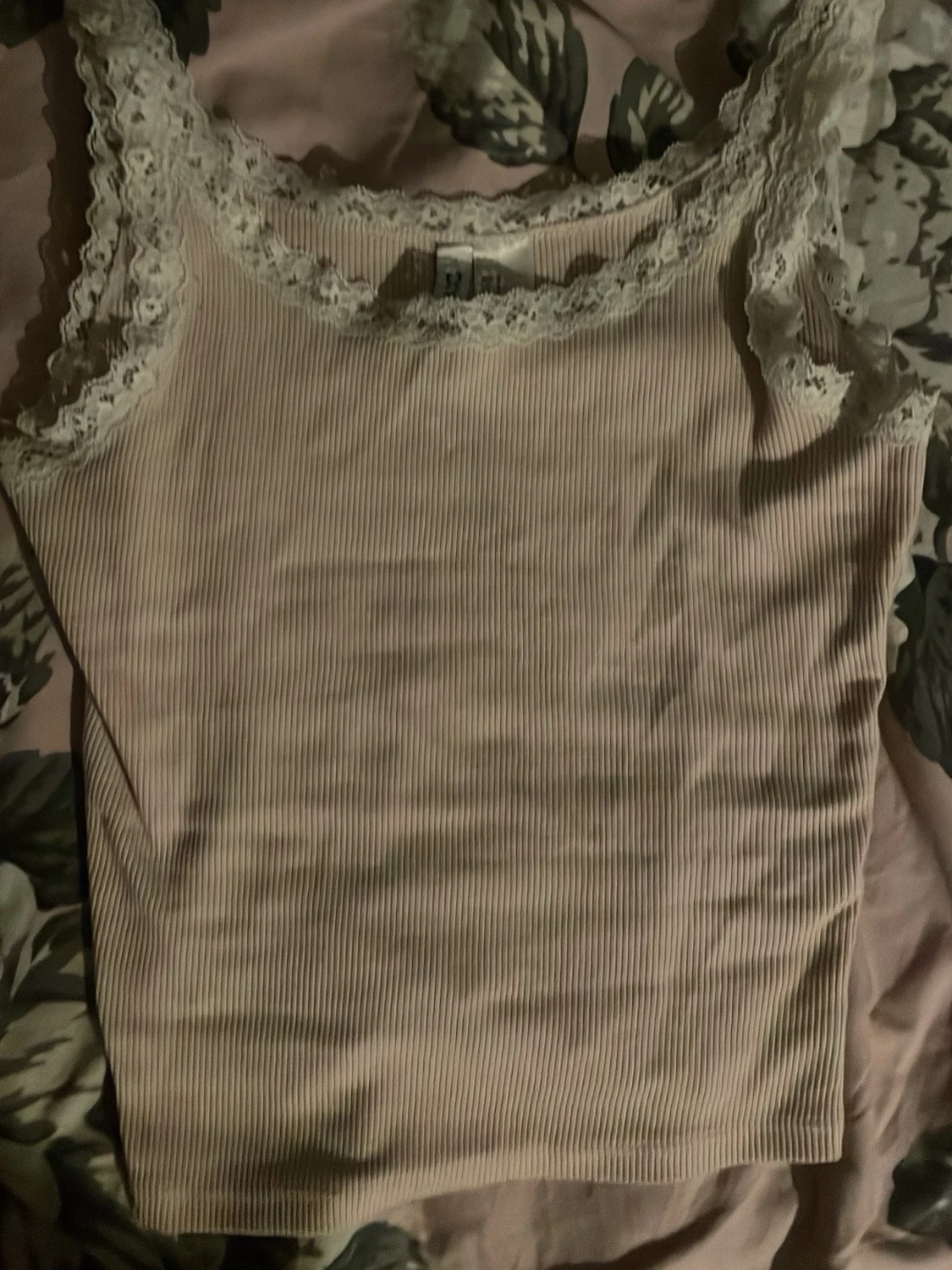 Rosa ribbad linnetopp med spets - 1