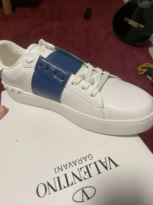 Valentino Garavani Open sneakers vit/blå - Säljer dessa nya Valentino opens i storlek 43. skorna är i ny skick, storlek är true 2 size. kvitto, org box och dustbag tillkommer. Hör gärna av er vid minsta lilla fundering!😁