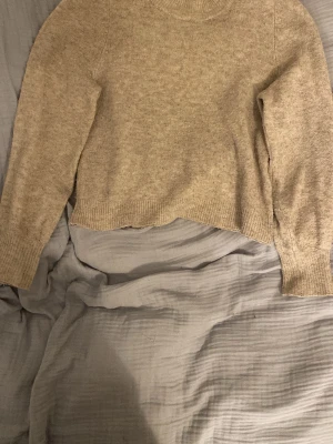 Beige stickad tröja - Fin stickad tröja som inte används.  //skriv om ni undrar om något 💕