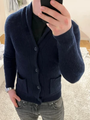Stickad cardigan  - Cardigan | Mycket bra skick | Size - S | Pris 399 | Hör av dig vid minsta fråga eller fundering📩