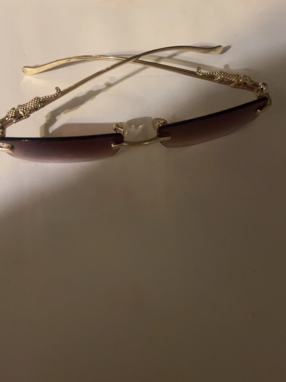 Guldiga solglasögon med leoparddetalj - 1