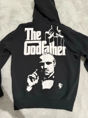 The godfather tröja  - Svart tröja med the godfather tryckt på baksidan. Tröjan är i fint skicka och väldigt skön o varm.