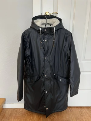 Fodrad regnjacka - Helt oavnänd och ny, endast testad. Storlek 38. Inköptes från intersport för 899kr