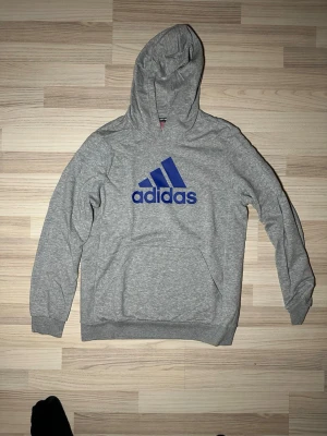 Adidas hoodie  - Grå adidas hoodie i mycket bra skicka 