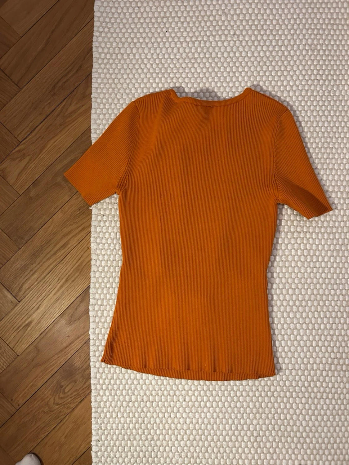 Ribbad orange topp med cut out - 1