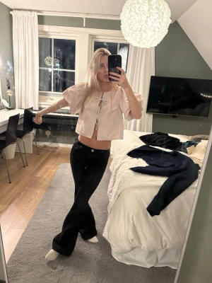 Ljusrosa blus med puffärmar och knyt - Superfin ljusrosa blus med snörning. Tröjan visar inga tecken på användning då jag oftast bara använt den till fina tillfällen💕💕