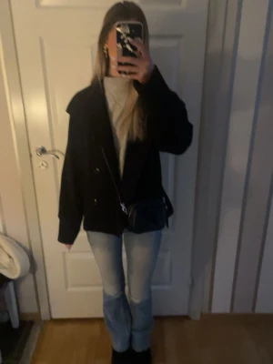 Svart kappa - En as snygg kappa i svart från Gina tricot, bra skick inga hål nånstans. Tror de kan va storlek 170 från Gina barn men den sitter som en xs