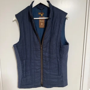 Stenströms väst  - Sjukt snygg och stilren stenstöms väst med linne på framsida samt baksida och 100% Merino ull på sidorna, storlek M, helt nyskick aldrig använd utomhus, men tagsen har tagits av till skillnad från bilden, svår modell att få tag på. Vid funderingar hör av er. 