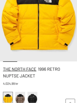 The North Face Nuptse pufferjacka - Säljer en ikonisk gul och svart The North Face 1996 Retro Nuptse pufferjacka i storlek XL Youth. Jackan har hög krage, dragkedja framtill, två sidofickor och klassisk boxig passform. Perfekt för kalla dagar och riktigt snygg streetstil.
