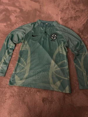 Nike Brasilfotbolls tröja  - Hör av innan köp! Snygg härligt fotboll tröja inför sommar eller fotbolls träningar riktig stilig och fräsch.