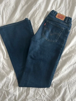 Levi's 726 Flare jeans blå - Snygga blå Levi's 726 Flare jeans och hög midja. Använt några gånger men fortfarande i mycket bra skick! Mörkare blå!