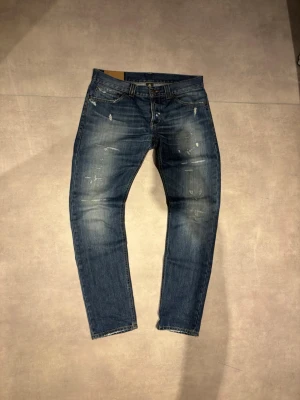 Dondup jeans med slitningar - Dondup jeans med riktigt najs slitningar och fade! Dem är i bra kvalité utan några defekter. Modellen är 183,75 kg och dessa jeans är W34 och L34. Dondup är ett italiensk lyxmärke där nya jeans kostar över 3000, pris är ej hugget i sten👌