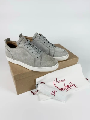 Christian Louboutin skor - | Säljer ett par Christian Louboutin Rantulow Orlato sneakers i riktigt bra använt skick | Storlek: 42,5 | Box & dustbag ingår. Boxen är lite skadad | Hör av dig vid frågor eller funderingar