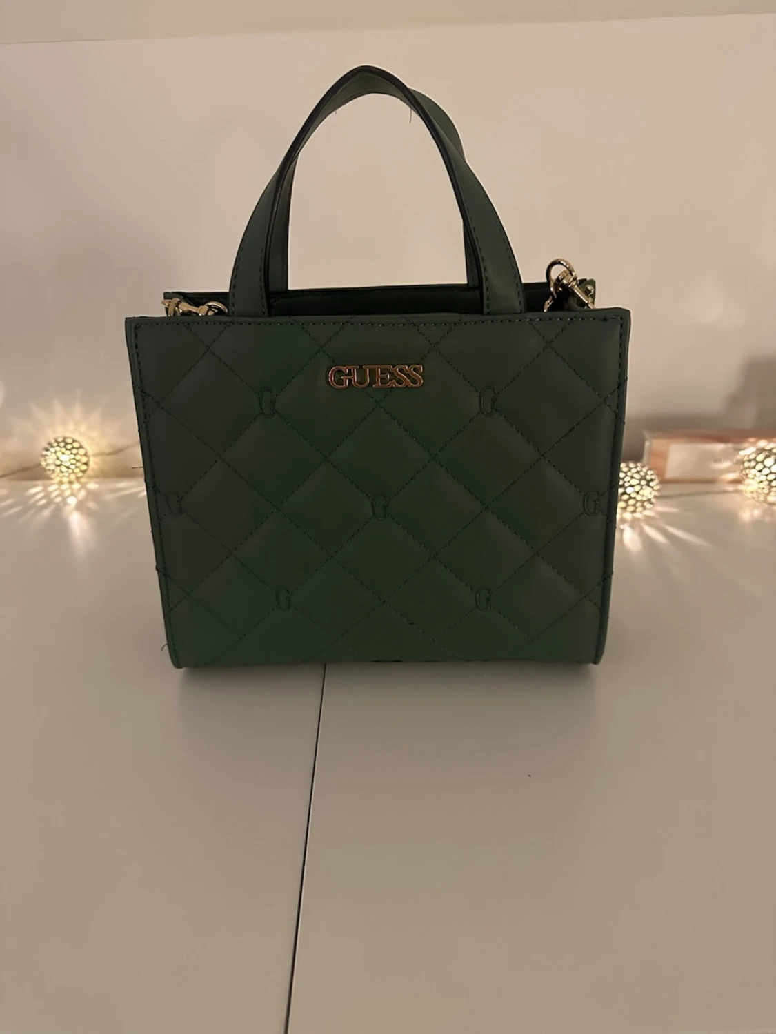 Grön quiltad handväska från Guess - 1