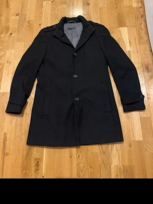 Svart rock från esprit!!! - Jättefin kappa från esprit! Fett skön och stilren, den sitter lite mellan m och l men lite mer åt l hållet. Hör av er vid frågor!