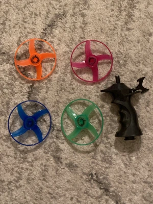 Spinning fly wheel - Fyra färgglada hjul som flyger enkelt iväg med hjälp av de svarta handtaget som syns på bild. Frakten är ca 22-100kr beroende på vikten på produkten . Kontakta mig om du vill köpa.