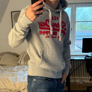 Superdry hoodie  - Säljer nu denna eftertraktade hoodie ifrån superdry. Skick 9/10. Skynda denna blir såld fort!