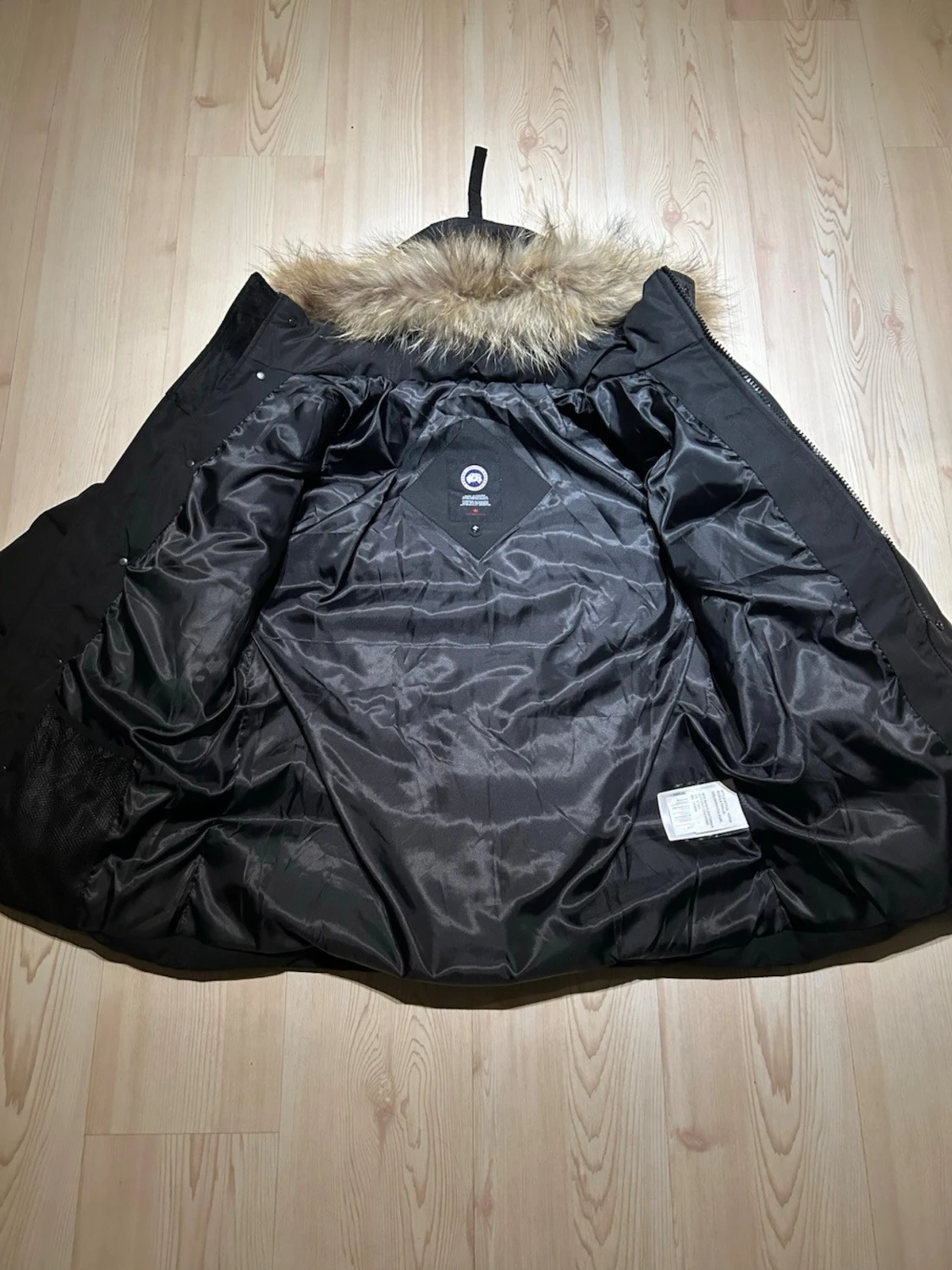 Svart jacka / Canada Goose- storlek: M - 2