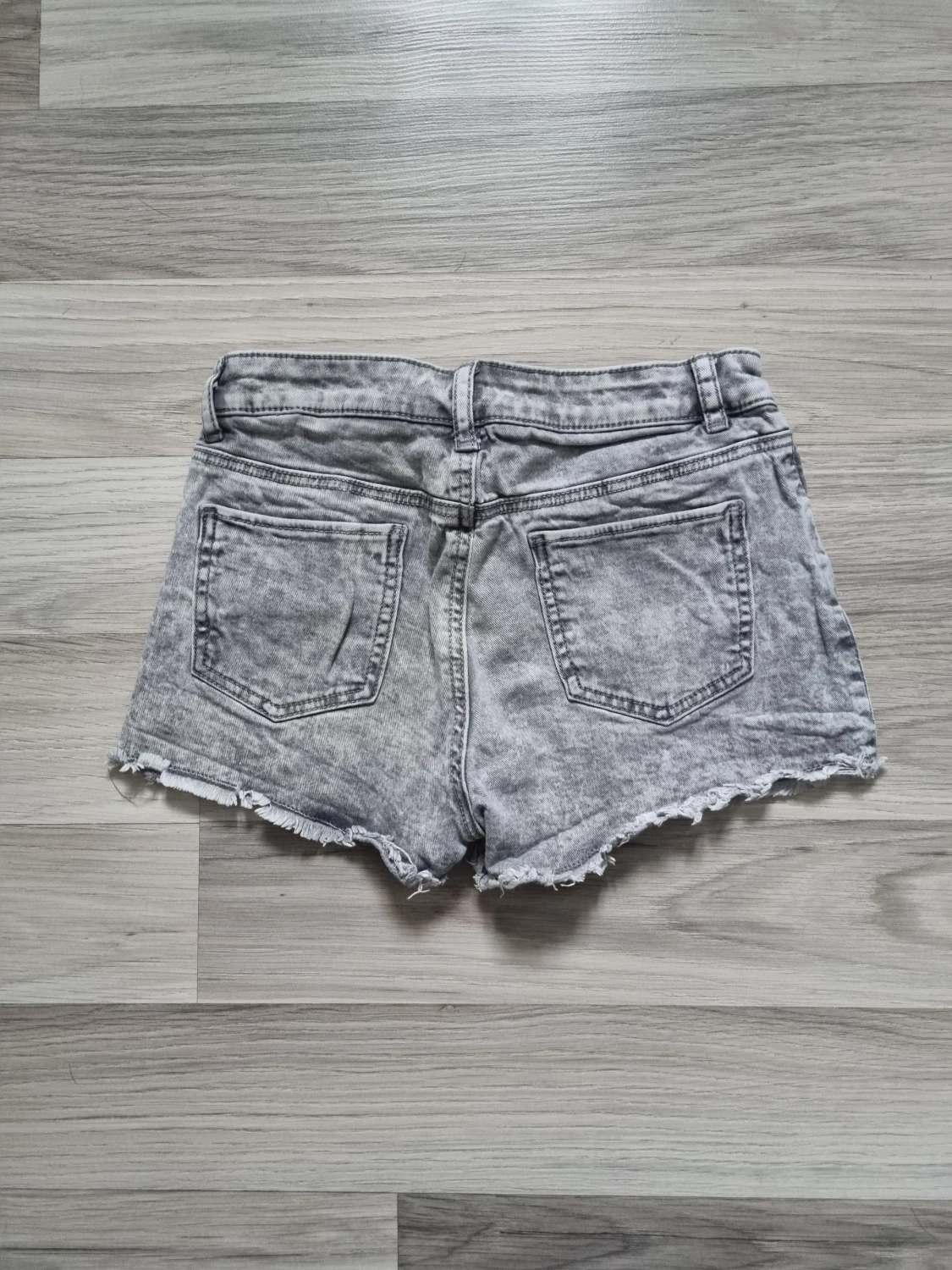 Grå denimshorts från H&M - 1