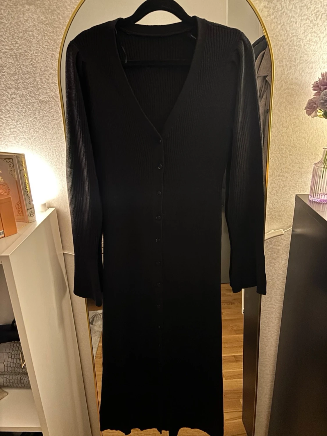 Svart ribbad långklänning med knappar