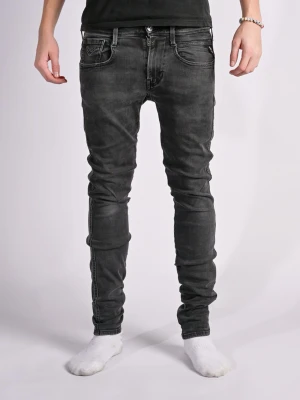 Replay Anbass jeans - Replay Anbass jeans i hög kvalitet med snygg tvätt och diskreta slitningar. Bra skick. Storlek: W30 Modell på bilderna är 180 cm lång