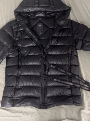 Canada Goose Crofton - Säljer då min Canada goose crofton som jag har haft bara denna vintern, Jackan är i utmärkt form men det finns en slitage vid vänstra armen men täckte med en svart rep tejp, gärna skriv om du behöver mera information 