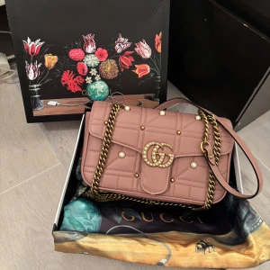 Gucci Marmont GG pearls - Gucci Marmont GG Pearls.                                    Size Medium                                                     Oanvänd Box och dustbag i satin ingår                                        Färg Beige/Rose Muave                                                 Pris kan diskuteras vid snabb affär 